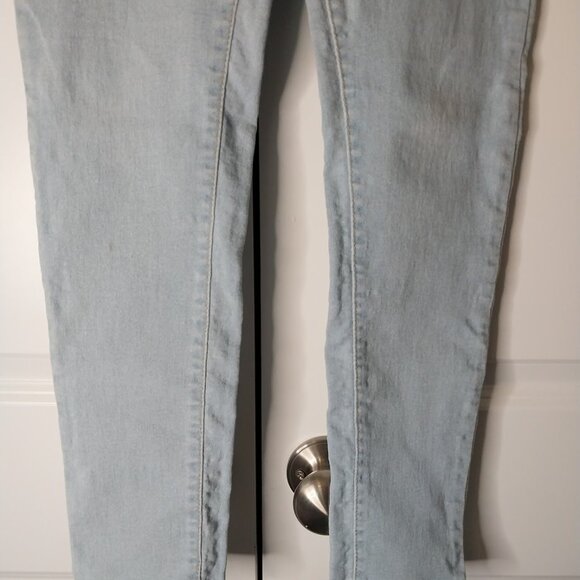 2 Levis Pull-On Jeggings - Picture 4 of 10